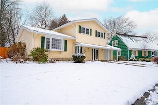 28 Brookwood Dr, Hamburg, NY 14075