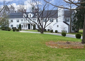 2 Langley Ln, Old Westbury, NY 11568