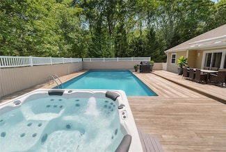 60 Quogue Riverhead Rd, Quogue, NY 11959