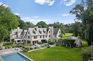 339 Duck Pond Rd, Locust Valley, NY 11560