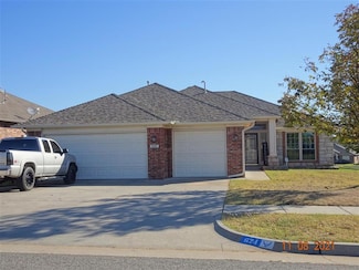 624 Applewood St, Moore, OK 73160