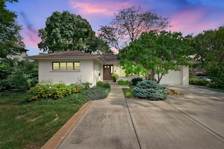 807 Stoddard Ave, Wheaton, IL 60187