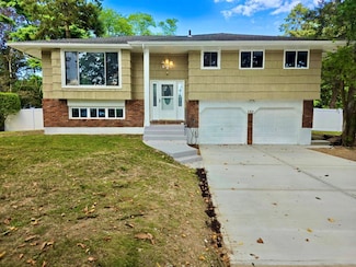 707 Larkfield Rd, ComMacK, NY 11725