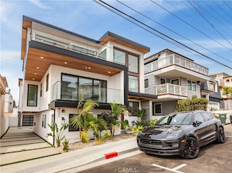 705 2nd St, Hermosa Beach, CA 90254
