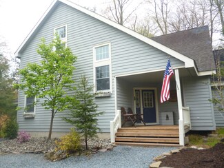 120 Mooncreek Ln, Pocono Pines, PA 18350