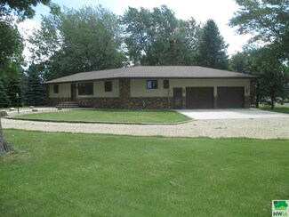 921 Country Club Rd, Sheldon, IA 51201