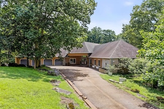 1550 E Pointe Club Dr, Bloomington, IN 47401