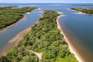 201 Thumb Point Rd, Vineyard Haven, MA 02568