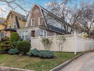 1813 Willow Ln, Bronx, NY 10461