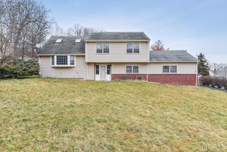 4 Linda Ln, Green Brook, NJ 08812