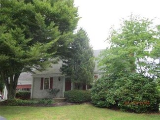 2 Roberta Dr, South Dartmouth, MA 02748