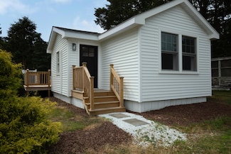 9 2nd St, Pocasset, MA 02559