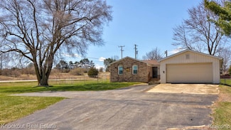 6505 N Lake Rd, Otter Lake, MI 48464