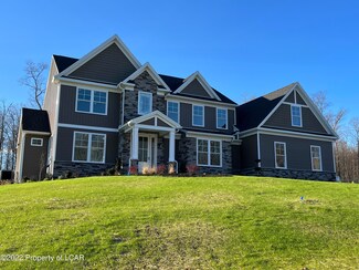1193 Woodberry Dr, Mountain Top, PA 18707