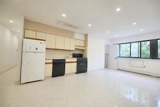 7252 Metropolitan Ave Unit 2B, Middle Village, NY 11379