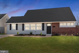 26 Kindle Ln, Levittown, PA 19055