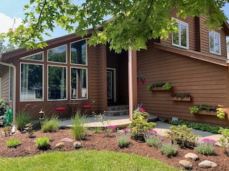 978 Merrimac Cir, Naperville, IL 60540