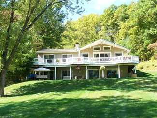 178 W Mohawk Dr, Malvern, OH 44644