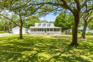 489 Island Rd, Harkers Island, NC 28531