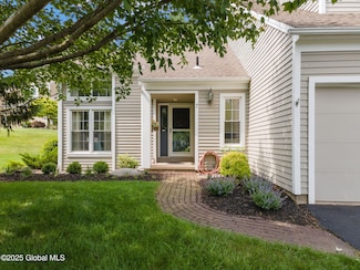 7 Ridgefield Dr, Voorheesville, NY 12186