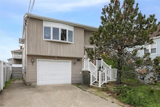 853 Arctic St, Lindenhurst, NY 11757