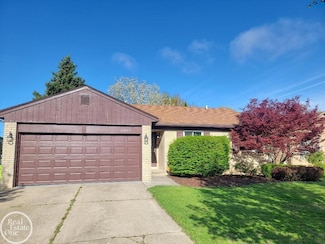45897 Hollowoode Ln, Macomb, MI 48044
