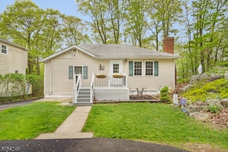 54 Stevens Trail, Hopatcong, NJ 07843