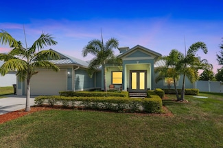 699 SE Crescent Ave, Port Saint Lucie, FL 34984