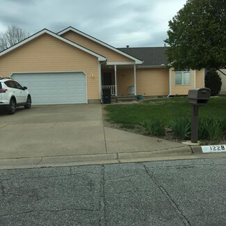 1228 Meyer Dr, Salina, KS 67401