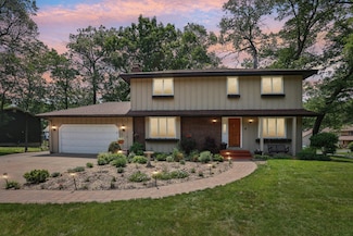 323 Sherwood Ct, Circle Pines, MN 55014