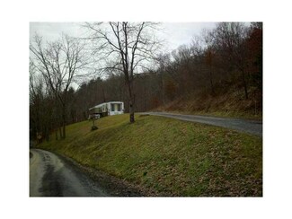 60 Hillside Ln, Spraggs, PA 15362