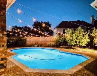 9812 Canyon Crest Cir, Irving, TX 75063