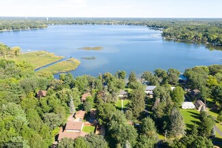 813 Lakeview Dr, Saint Paul, MN 55126