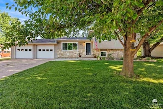 1420 Julie Dr, Wamego, KS 66547