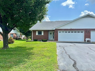 302 E Green Tree Ln, Farmington, MO 63640