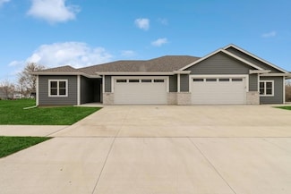 2367 N 10th Ave E, Newton, IA 50208