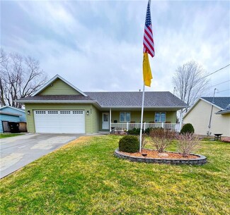 622 S 10th St, Adel, IA 50003