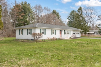 2 Pin Oak Dr, Kinderhook, NY 12106
