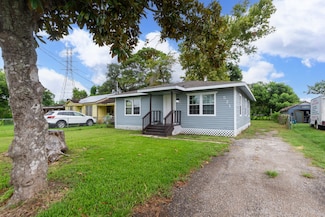 521 Murrell St, Clute, TX 77531