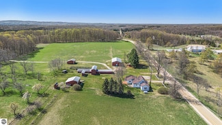 8400 N 7 Rd, Mesick, MI 49668