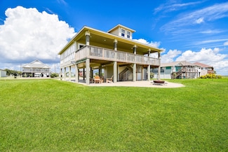 1588 W Bayshore Dr, Palacios, TX 77465
