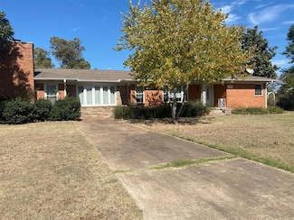 704 Alice Ave, Lindsay, OK 73052