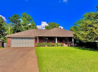 106 Oakwood Ct, Palestine, TX 75801