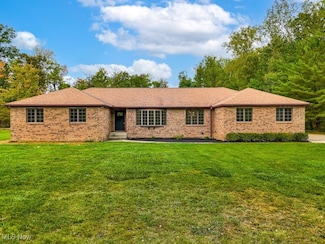 3808 Maplecrest Rd, Beachwood, OH 44122