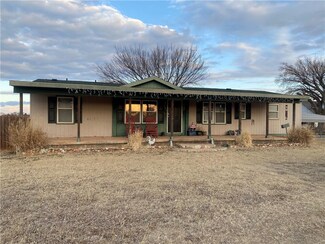 321 S Middle Ave, Cordell, OK 73632