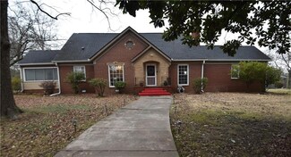 2314 N Broad St, Commerce, GA 30529