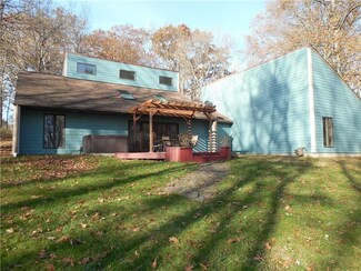 27 Roundabout Rd, Transfer, PA 16154