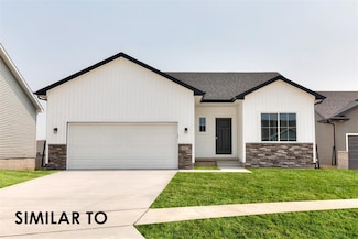 585 NW Compass Ave, Waukee, IA 50263