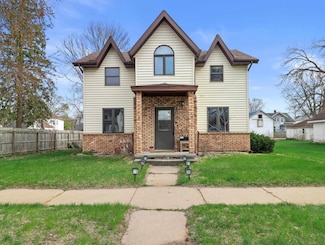 132 E Carroll St, Portage, WI 53901