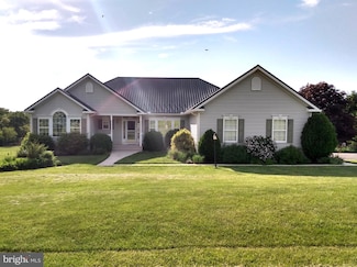 1372 Summerswood Dr, Saint Thomas, PA 17252